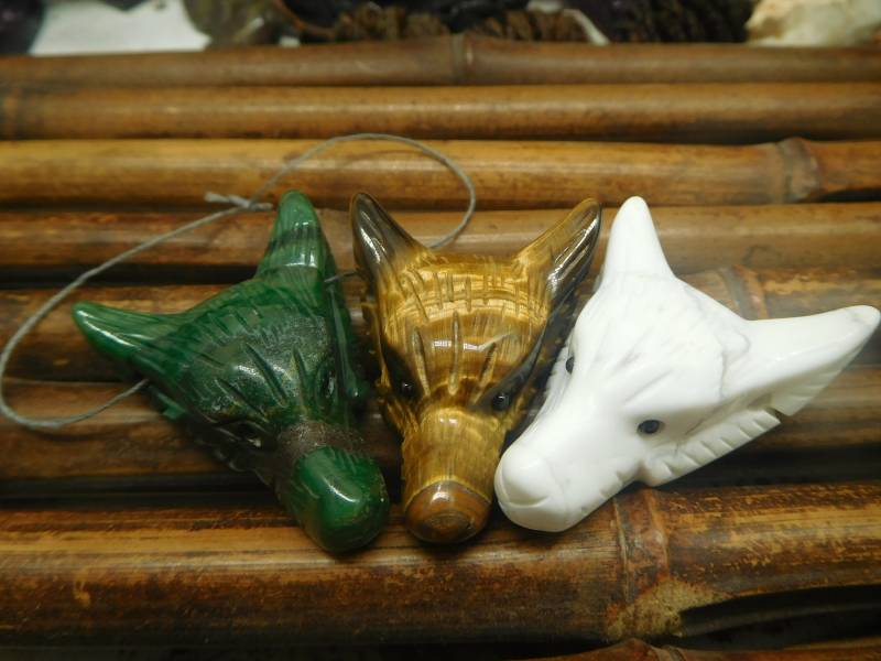 Indonesien Korallen Fossil Wolf Anhänger. Natürlicher Wolf. Edelstein Schnitzerei. Büste. Fetisch Schwarzer Freitag. Geschenk | B4559 von CraftStoreGoods