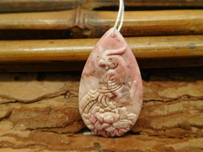 Karve Kristall Anhänger. Edelstein Rhodonit Vogelschnitzerei Anhänger | B2813 von CraftStoreGoods