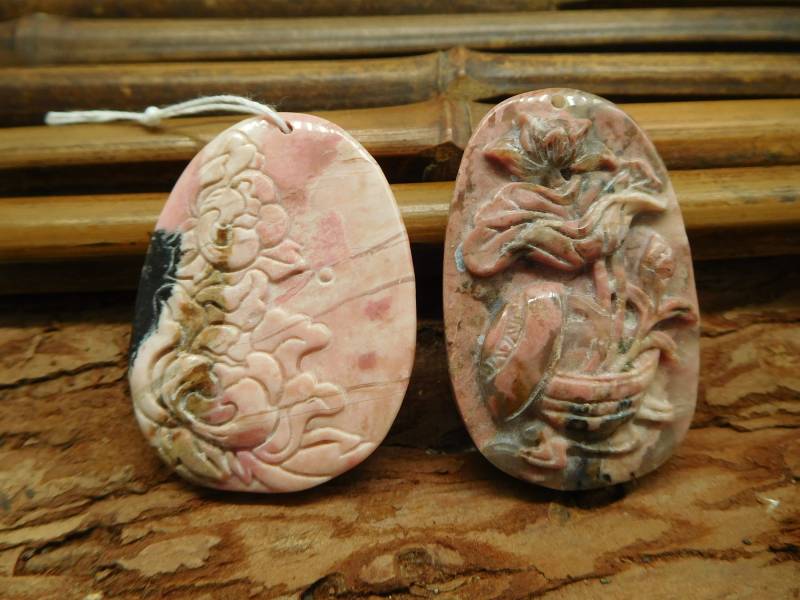 Karve Stein Anhänger. Kristall Steinschmuck. Schnitzerei Rhodonit Blumenperle. Rosa Tier | B2766 von CraftStoreGoods