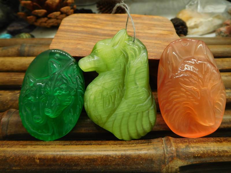 Künstlicher Edelstein Schnitzen Wolf Anhänger. Gefärbter Stein Schmuck. Schnitzerei Natürlicher Edelstein. Got Anhänger Bead. | B5295 von CraftStoreGoods