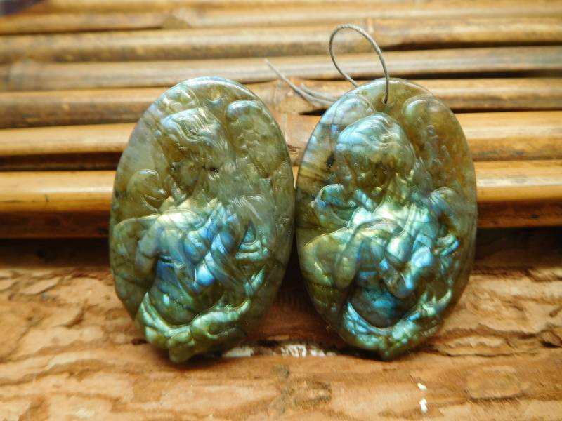 Labradorit Engel Carving Anhänger. Geschnitzter Kristall Blauer Handwerk. Unisex Schmuck | B5230 von CraftStoreGoods