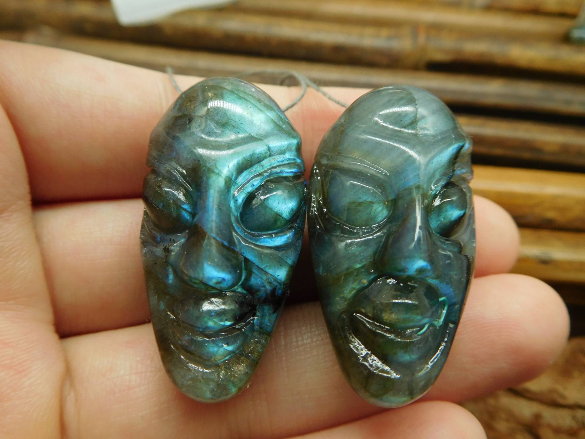 Labradorit Geschnitzt Alien. Edelstein Alien-Anhänger. Handwerk. Alien-Schmuck. Alien Handwerk | B4695 von CraftStoreGoods