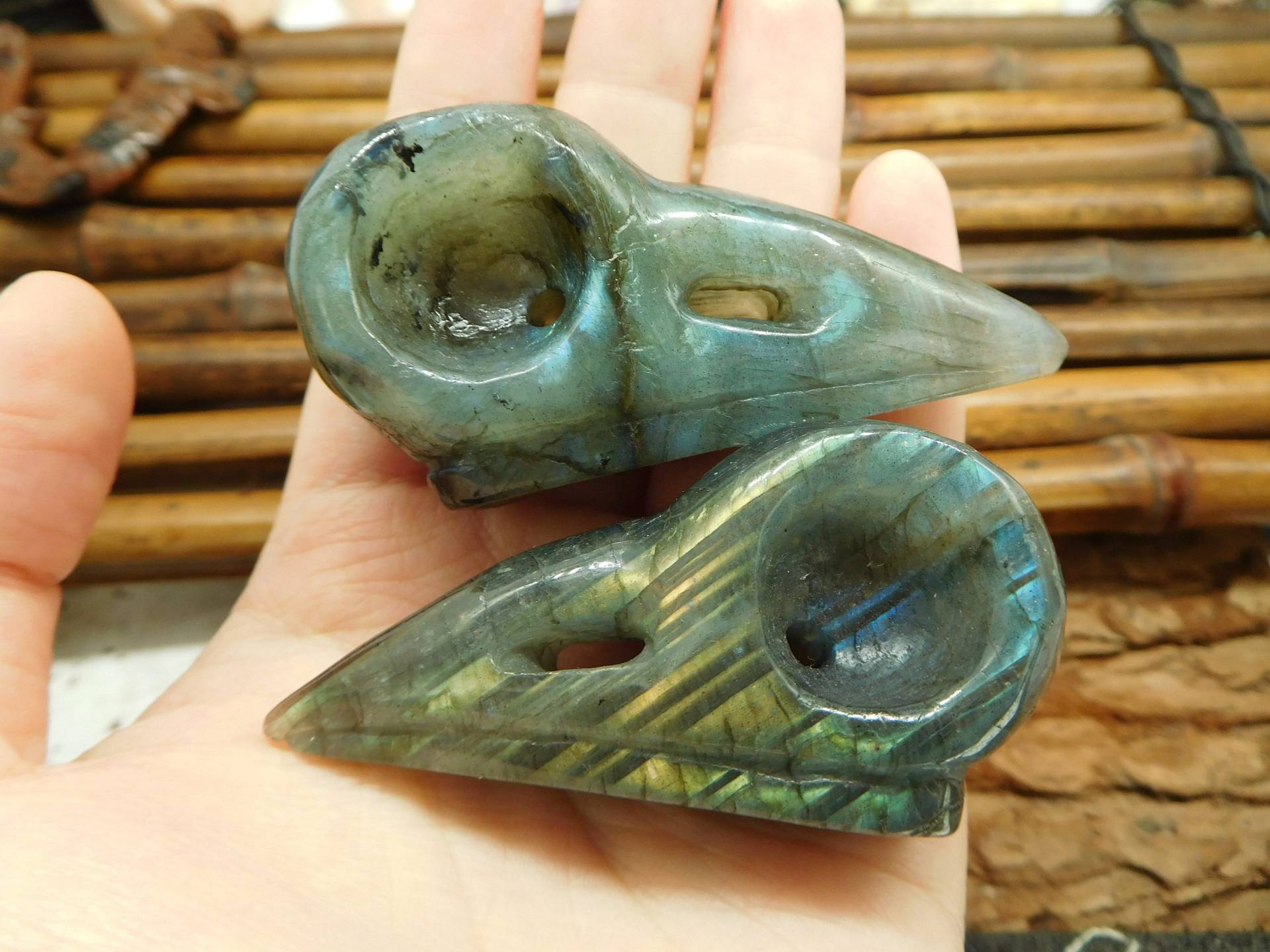 Labradorit Karve Rabenschädel Dekoration. Edelstein Anhänger. Schnitzschädel. Steinschnitzerei | C1378 von CraftStoreGoods