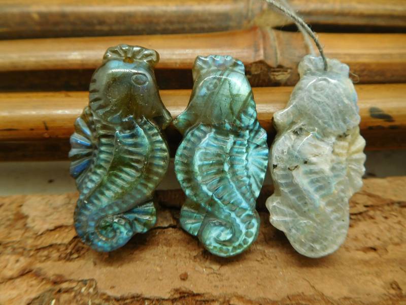 Labradorit Schnitzen Seepferdchen. Schnitzerei. Handgefertigten Schmuck. Edelstein Schnitzen. Seepferdchen Anhänger. Kristall Anhänger | B4872 von CraftStoreGoods