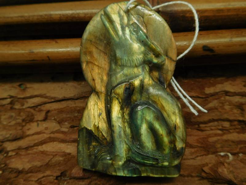 Labradorit Wolf. Natürliche Edelsteinperle. Wolf Schmuck. Wolfsschnitzerei. 3D Schimmernde Schnitzerei. Geschenk. | C1173 von CraftStoreGoods