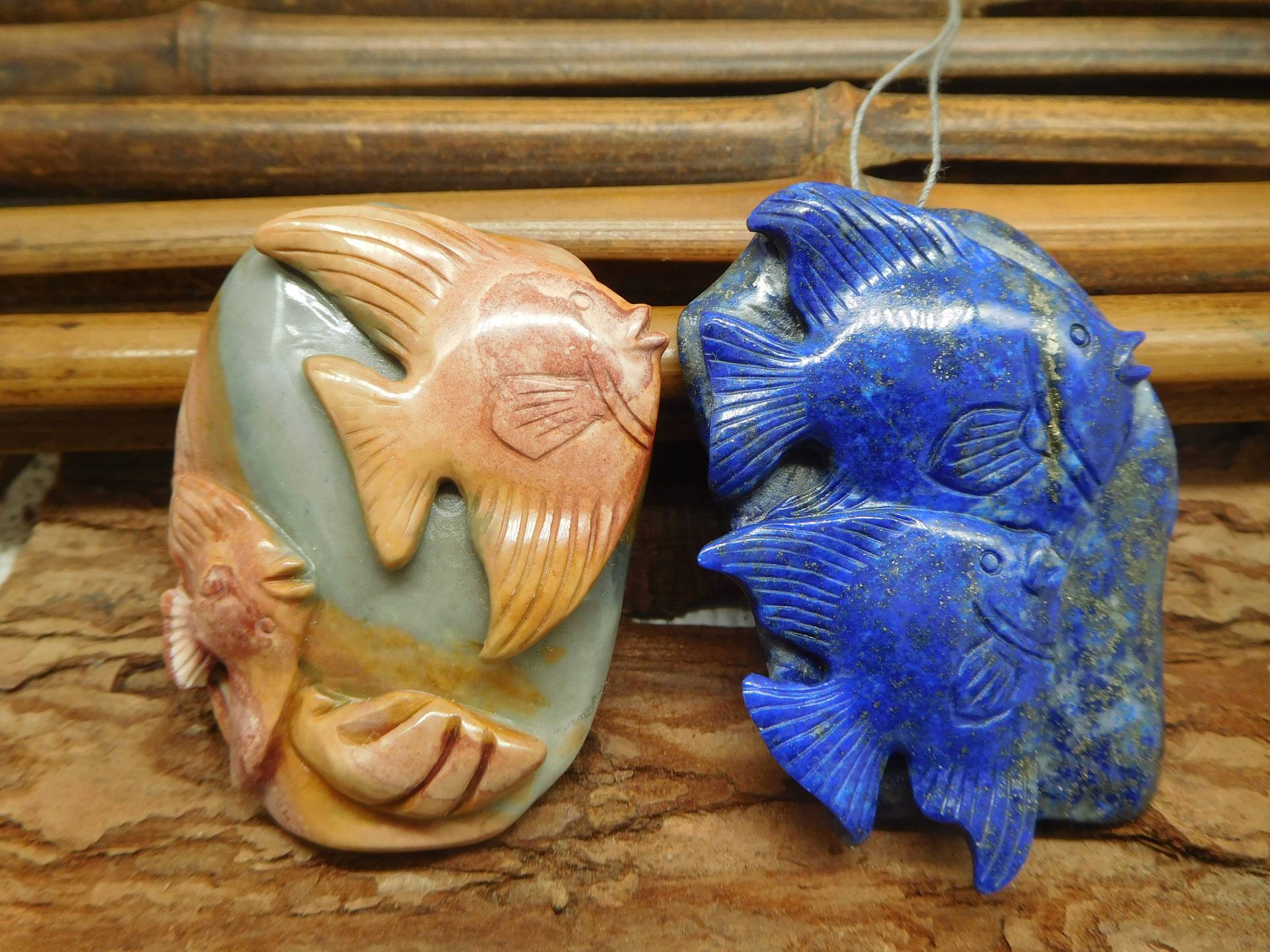 Lapislazuli Schnitzen Fisch Anhänger Bead. Handgemachtes Geschenk. Kristall Anhänger. Edelstein Tier Schmuckherstellung | B5274 von CraftStoreGoods