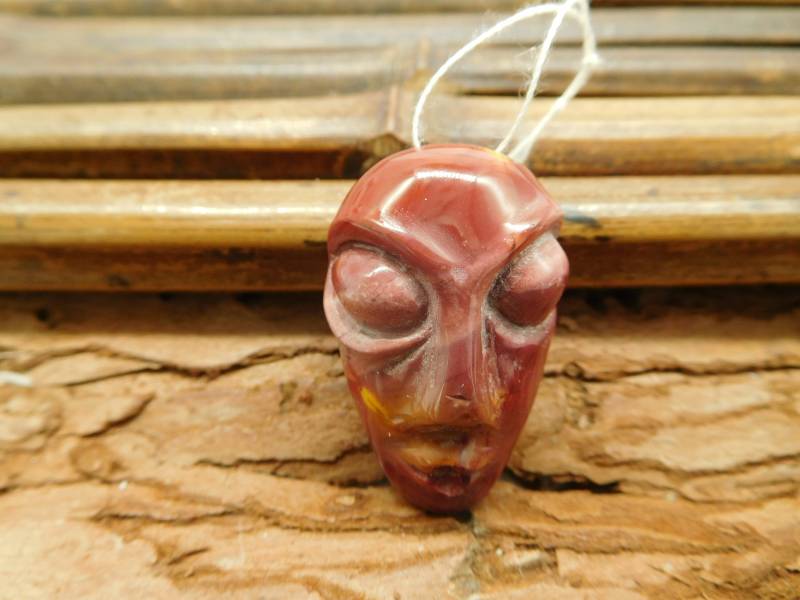 Mookite Jaspis Geschnitzt Alien Perle. Rote Edelstein Anhänger. Diy Schmuck Accesssories. Perlen Schnitzen Geschenk Für Männer. Herren | B1826 von CraftStoreGoods