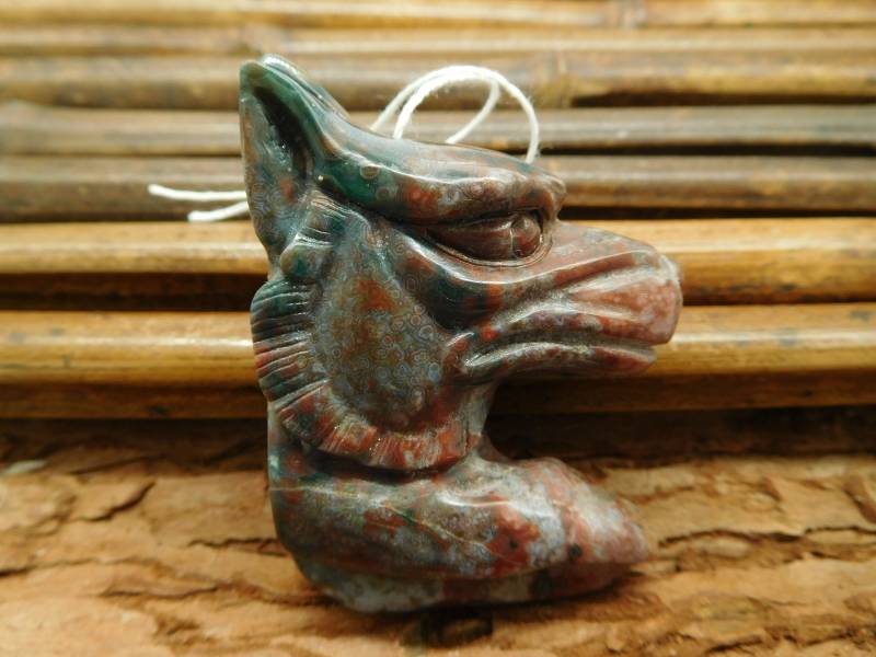 Natürliche Schnitzerei Wolf. Heulender Wolf Schnitzerei. Geschnitzte Perle. Schädel Halskette. Ozean Jasper Kopf. Personalisiertes Geschenk | C0466 von CraftStoreGoods