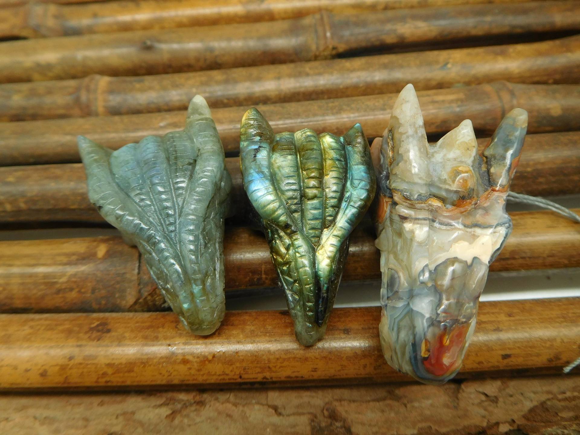 Natürlicher Bergkristall-Drachenkopf. Drachenschnitzerei. Edelstein Handwerk. Tier Drachenschädel Schmuck. Erntedank Geschenk. | C0870 von CraftStoreGoods