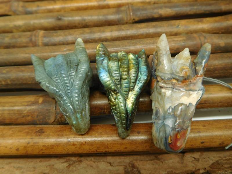 Natürlicher Bergkristall-Drachenkopf. Drachenschnitzerei. Edelstein Handwerk. Tier Drachenschädel Schmuck. Erntedank Geschenk. | C0870 von CraftStoreGoods