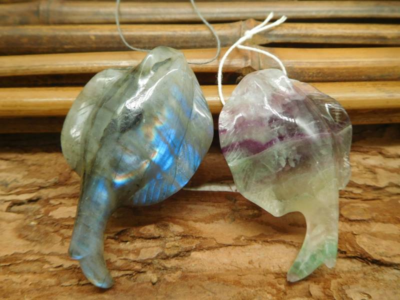 Natürlicher Fluorit Schmuck. Teufel Fisch Bead. Edelstein Schnitzen Tier. Kristall Anhänger. Black Friday Verkauf. Labradorit Tier | C0333 von CraftStoreGoods