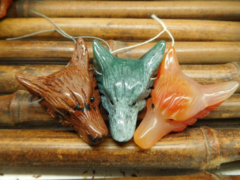 Neu Handgefertigte Wolf Anhänger. Roter Achat Perle. Ausgefallener Einzigartige Schmuck. Edelstein-Schnitzerei. Heulender | B4048 von CraftStoreGoods