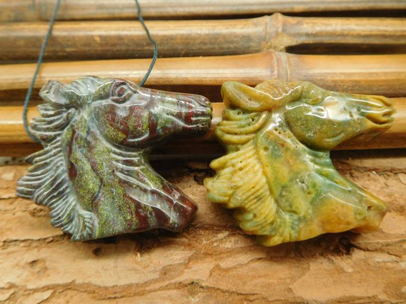 Ozean-Jaspis-Anhänger. Pferdekopf Naturstein. Tierschmuck. Edelsteinschnitzerei, Personalisiertes Geschenk. Handgefertigte Schnitzperlen | B5098 von CraftStoreGoods