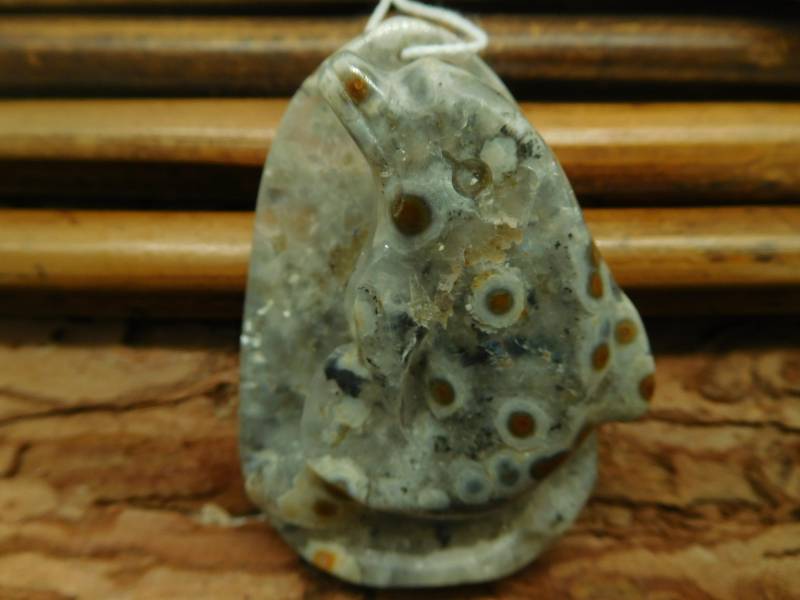 Ozean Jaspis Delphin Schnitzen Tier. Meer Tiere Einzigartiges Geschenk. Natürliche Edelstein Anhänger. Tier Grau | C1163 von CraftStoreGoods