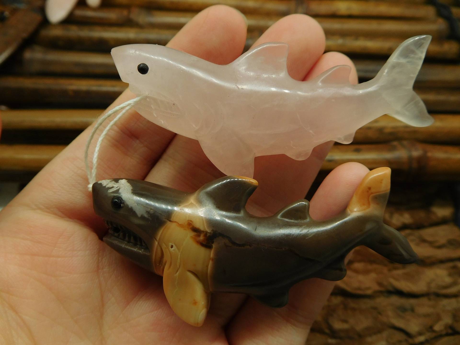 Palmholz Fossil Schnitzwale. Geschnitzter Hai Anhänger. Kristall Schnitzerei. Brauner Ozean Tier Anhänger | B4814 von CraftStoreGoods