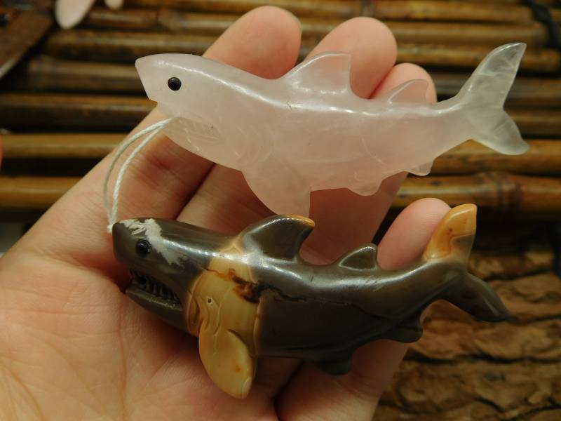 Palmholz Fossil Schnitzwale. Geschnitzter Hai Anhänger. Kristall Schnitzerei. Brauner Ozean Tier Anhänger | B4814 von CraftStoreGoods