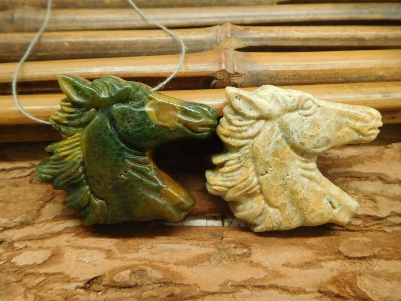 Pferd Schnitzen. Schnitzen Tier Anhänger. Handgemachter Schmuck. Edelstein Pferd. Totem. Halskette. Carve Kristall Anhänger | B5277 von CraftStoreGoods