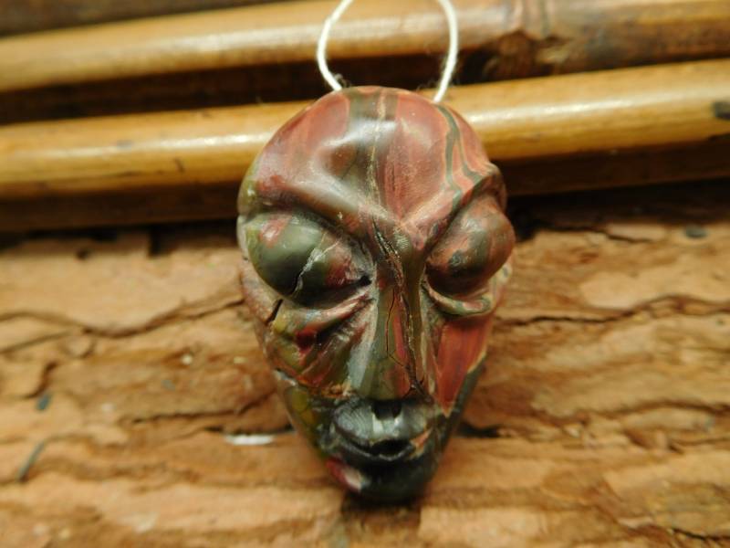 Red Creek Jasper Geschnitzt Alien Kopf. Naturstein Edelstein Schnitzerei Unisex Geschenk. Perlen Anhänger. Geschnitzte Schmuck | C0971 von CraftStoreGoods