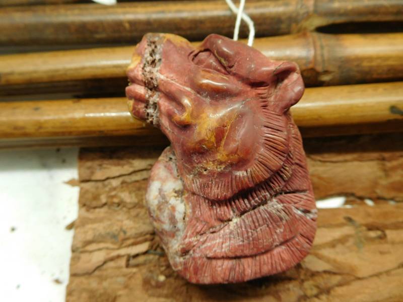 Red Creek Jasper Heulen Wolf Anhänger. Rote Tier Stein Schnitzerei. Roter Kopf. Im Mond. Handgemachte Anhänger Schmuck Geschenk | C961 von CraftStoreGoods