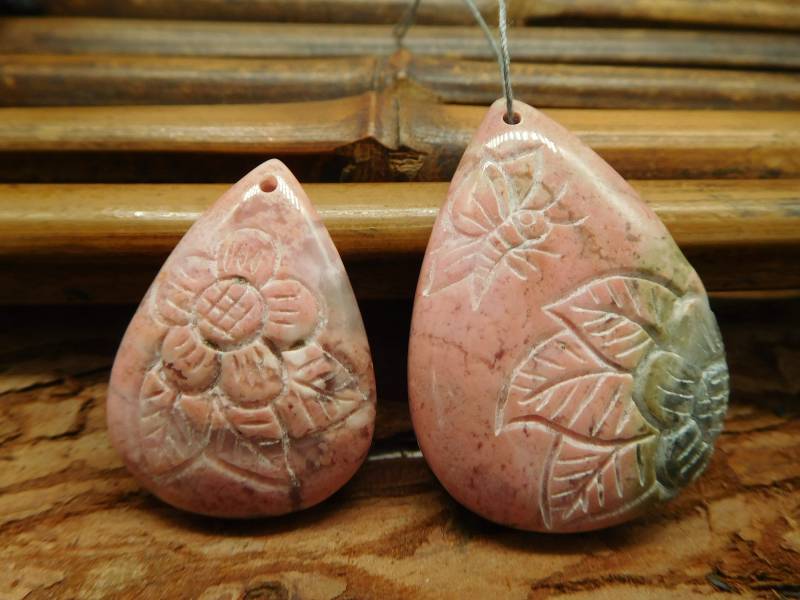 Rosa Blumen Anhänger. Schnitzerei Rhodonit Blumenschmuck. Handgefertigter Schmuck. Kristall Anhänger | B4887 von CraftStoreGoods