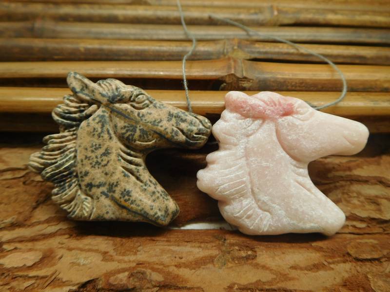 Rosa Opal Pferd. Geschnitzter Pferdekopf. Pferd Anhänger. Korallenfossiles Schnitzerei Tier Schnitzerei. Personalisiertes Geschenk | B4222 von CraftStoreGoods