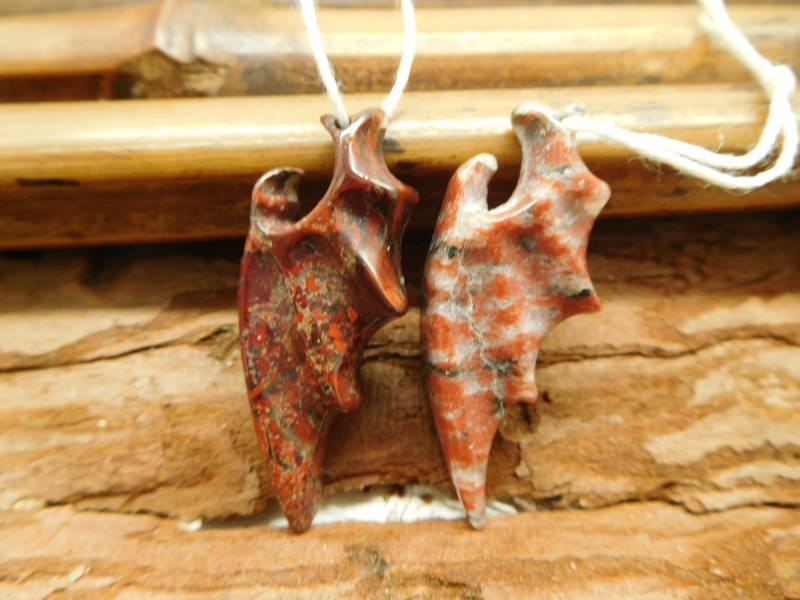 Roter Streifen Jaspis Drachenflügel. Schnitzkristall Anhänger. Karve Drachen Engelsflügel Edelstein | B4213 von CraftStoreGoods