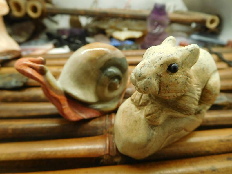 Schnitzbild Jaspis Eichhörnchen. Succor Schnecke. Kristall Tierschnitzerei. Tier Dekoration. Steinschnitzerei. Geschnitzte Tierfigur | D412 von CraftStoreGoods