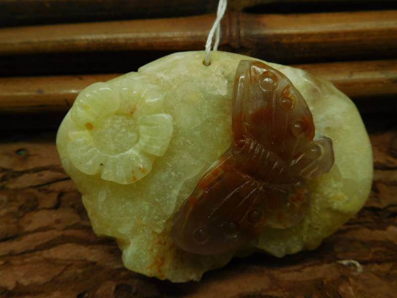 Schnitzen Rot Achat Edelstein. Gelber Schmetterling | C1215 von CraftStoreGoods