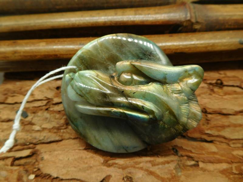 Schnitzen Wolf Anhänger. Natürlicher Labradorit. Geschenke | C0303 von CraftStoreGoods