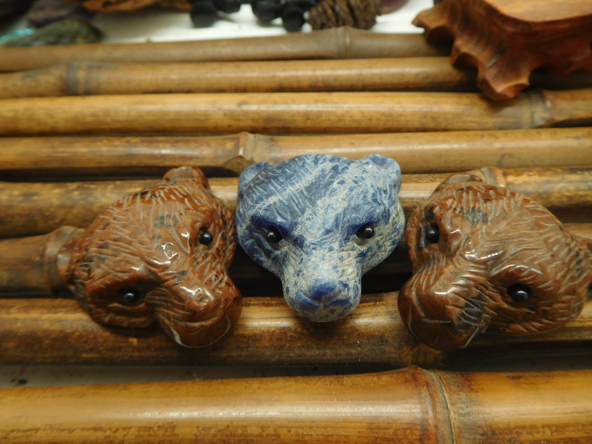 Schnitzender Sodalith-Bär. Kristalltier Schnitzen. Carve Bären-Anhänger. Edelstein Handwerk. Stein Anhänger. Bärenhandwerk. Schnitzereien | B5049 von CraftStoreGoods