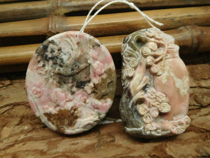 Schnitzerei Rhodonit Rosa Vogel. Handgemachte Blume. Steinschnitzer Anhänger. Karabiner Kristall Weihnachtsgeschenk. Handgemachtes Geschenk | B2549 von CraftStoreGoods