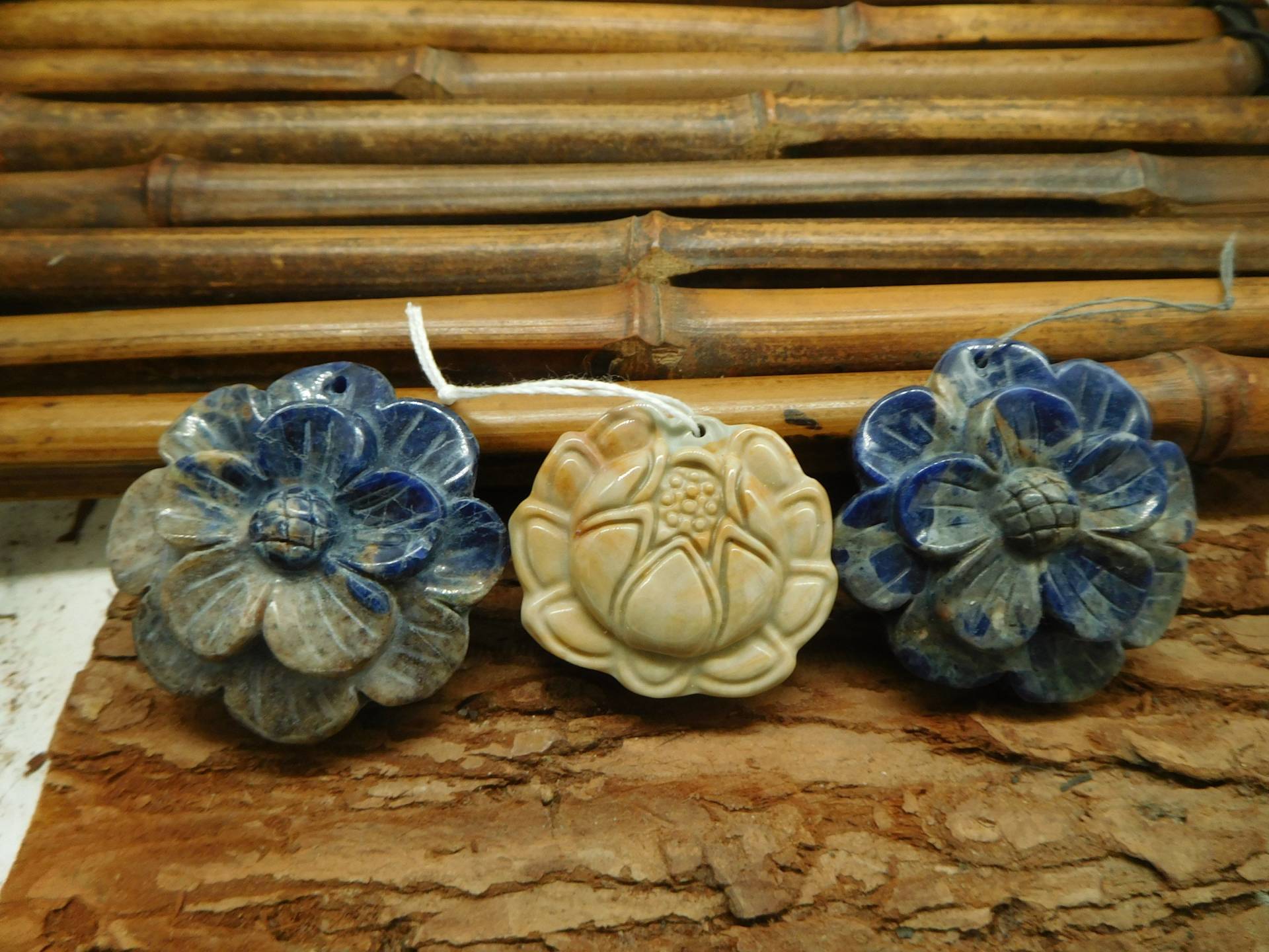 Succor Creek Bild Jaspis Handgemachte Blumenperle. Sodalith Karabiner Blume Anhänger. Kristall Schnitzer Blume. Handgefertigter Schmuck | B3956 von CraftStoreGoods