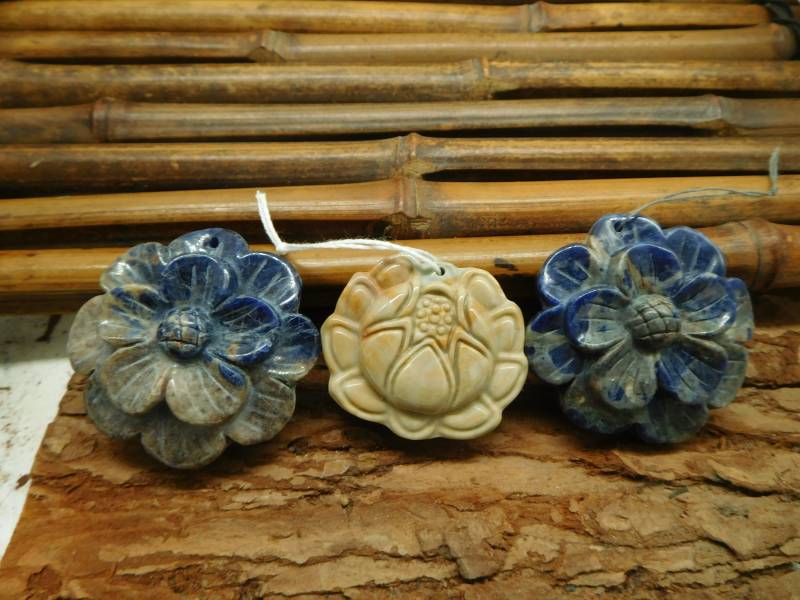 Succor Creek Bild Jaspis Handgemachte Blumenperle. Sodalith Karabiner Blume Anhänger. Kristall Schnitzer Blume. Handgefertigter Schmuck | B3956 von CraftStoreGoods