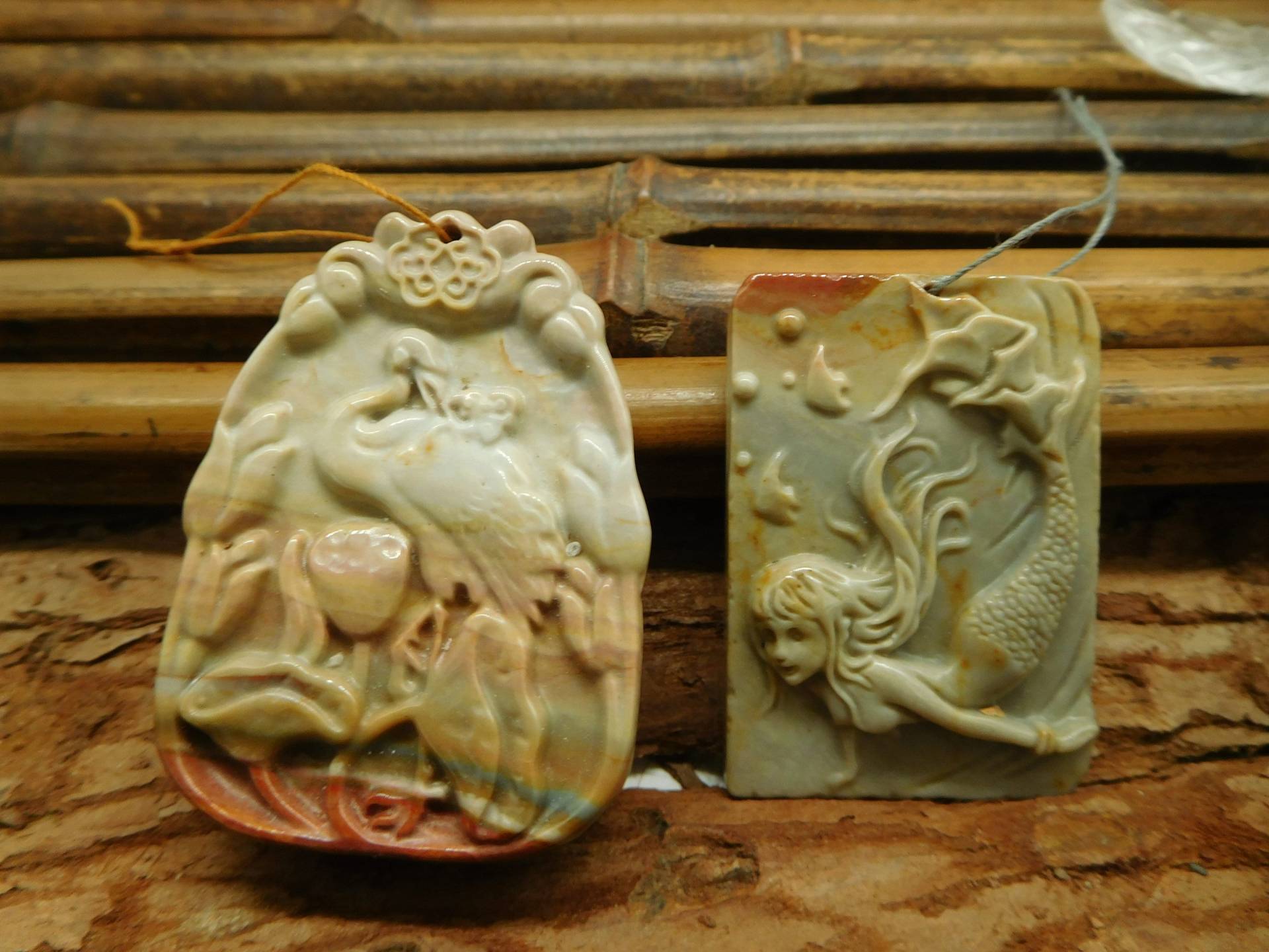 Succor Creek Bild Jaspis Schnitzerei. Edelsteinperle. Schnitzstein Anhänger. Karve Edelstein Karneol Meerjungfrau Anhänger | B4592 von CraftStoreGoods