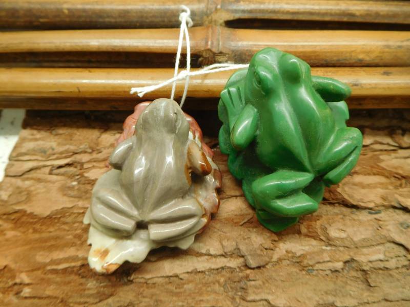 Succor Jaspis Frosch. Schnitzfrosch. Frosch Anhänger. Edelsteinschnitzerei. Tierhandarbeit. Natürliche Edelsteine Handwerk. Froschperle. Karabiner von CraftStoreGoods