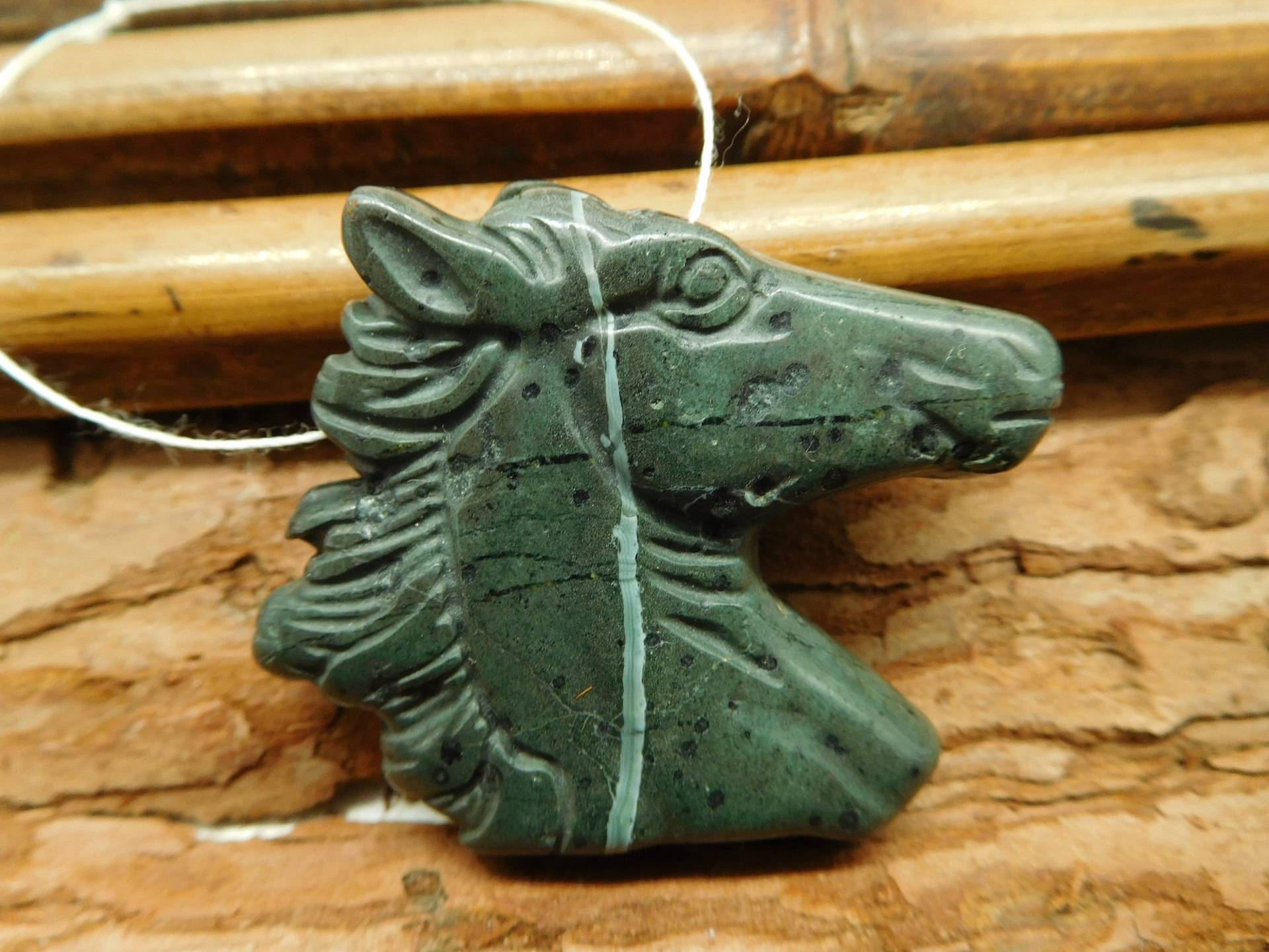 Tarnung Jasper Pferd Kopf Anhänger. Grüne Edelstein-Anhänger. Perlenschnitzen Geschenk Für Tierliebhaber. Tier Perlen. Naturstein | B4135 von CraftStoreGoods