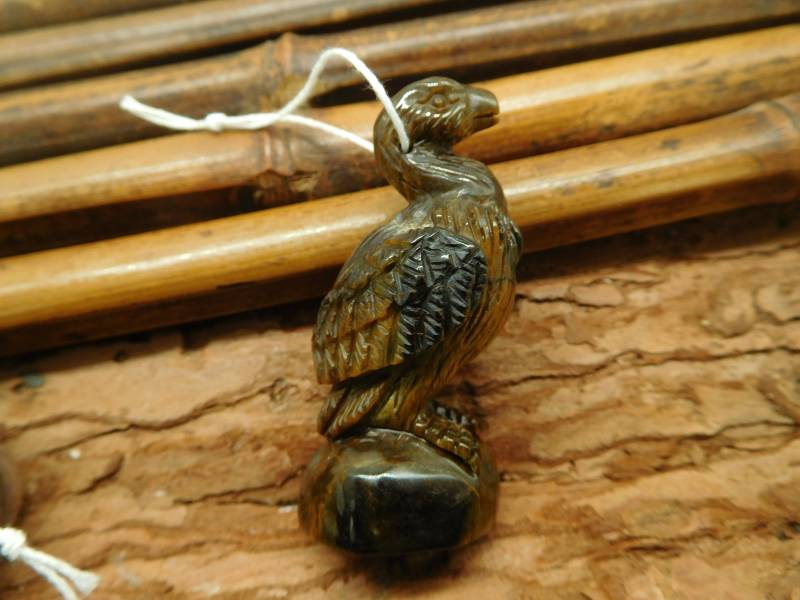 Tiger Auge Edelstein Schmuck Anhänger. Vogel Schnitzen Stein. Natürliche Perlen. Handgemachte Maßgeschneiderte Vogel-Anhänger. Edelsteinperlen von CraftStoreGoods