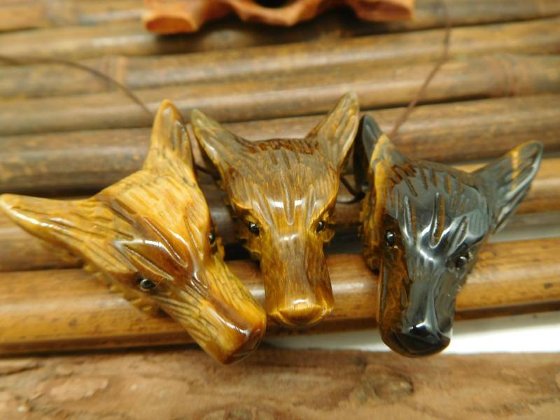Tigerauge Wolf Anhänger. Geschnitztes Wolf. Kräftiger Gelbe Edelstein-Schnitzerei. Tierschnitzerei. Tier Geschenk | B5315 von CraftStoreGoods