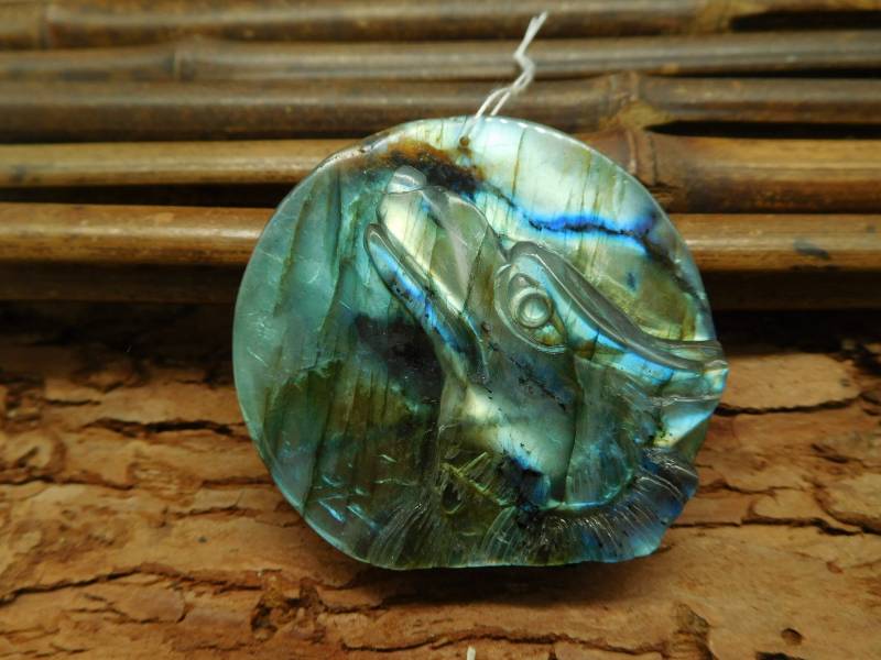 Wolf Carving Gemstone Bead. Natürliche Labradorite-Perlen. Spiritual Pendant. Spiritueller Schmuck. Handmade Animals Unisex Gift | C0265 von CraftStoreGoods