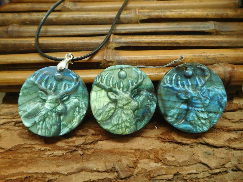 stein Hirsch Bead. Labradorit Handgemachter Schmuck. Spiritueller Personalisiertes Geschenk Für Frauen. Geschnitzter Kristall Anhänger | B5153 von CraftStoreGoods