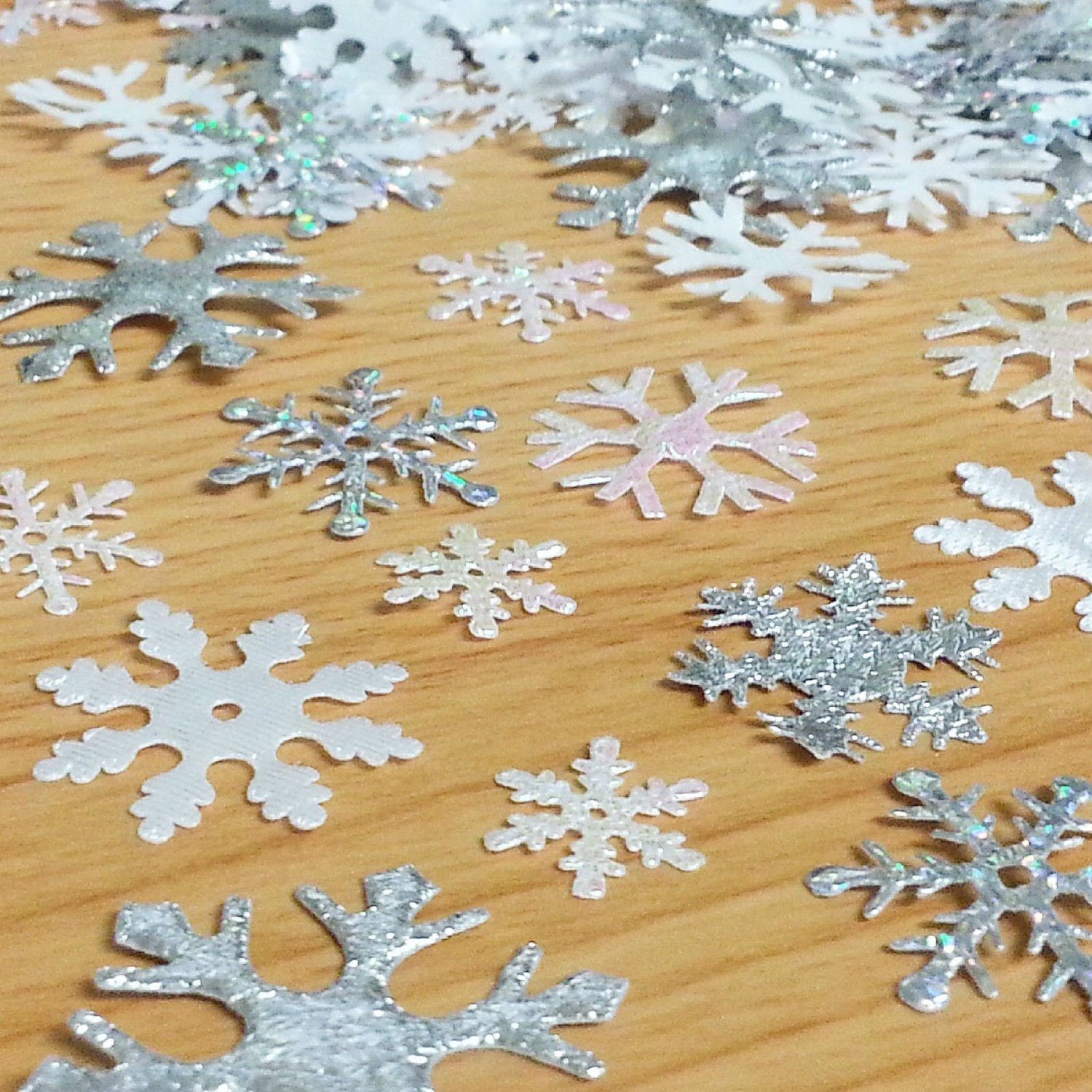Craftbuddyus 200 X Mixed Sparkly Stoff Weihnachten Schneeflocke Motive Toppers Verzierungen von CraftbuddyUS