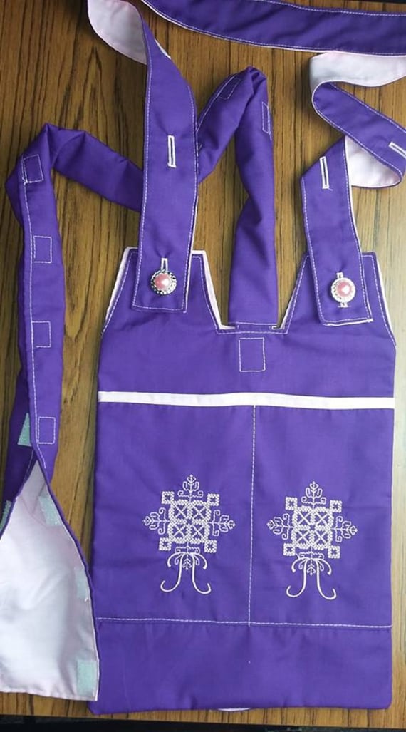 Gesticktes Set | Lila Farbe Aus Katheterbeutel Und Rohrbezügen Mit Verstellbarem Riemen. Ideal Für Rollstuhlfahrer von CraftbyTiana