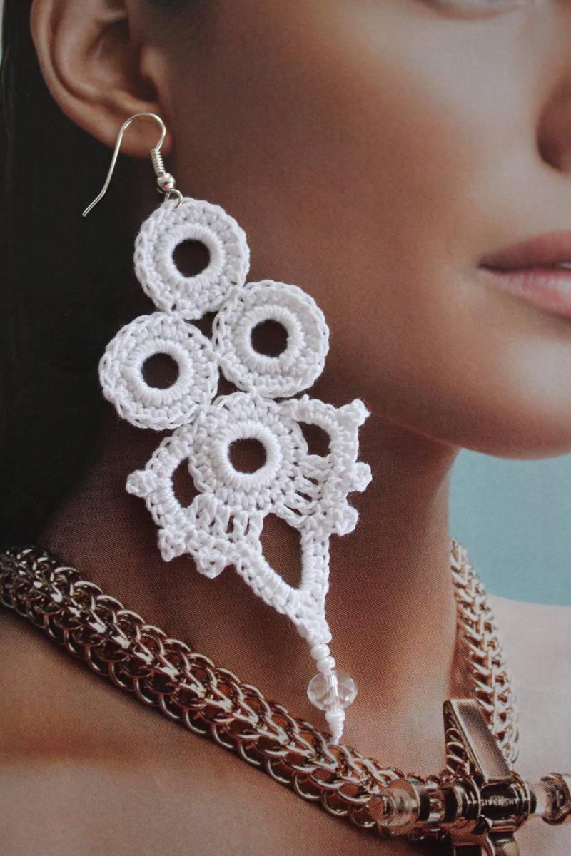 Weiße Gehäkelte Ohrringe, Lange Weiße Statement-Ohrringe, Damen Kronleuchter Ohrringe von CraftbyagaStyle