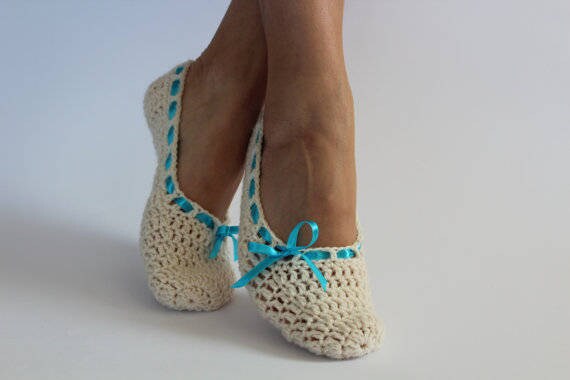 Gehäkelte Hausschuhe, Tanzschuhe, Hochzeit Elfenbein Brautschuhe, Handgefertigte Hausschuhe von Craftbyagashop