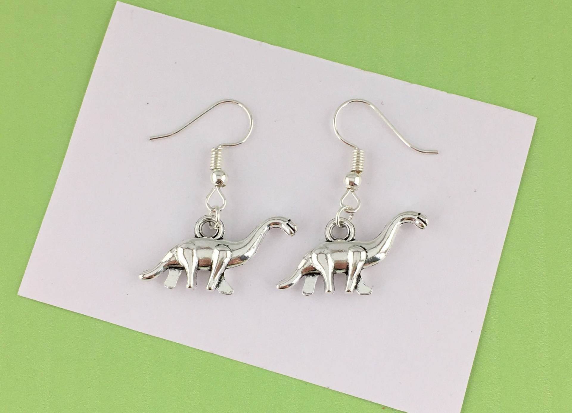 Brontosaurus Ohrringe, Dinosaurier Schmuck, Dino Accessoire, Archäologen Geschenk, Diplodocus Ohrringe Geschenk Vegan von CraftchemyGiftShop