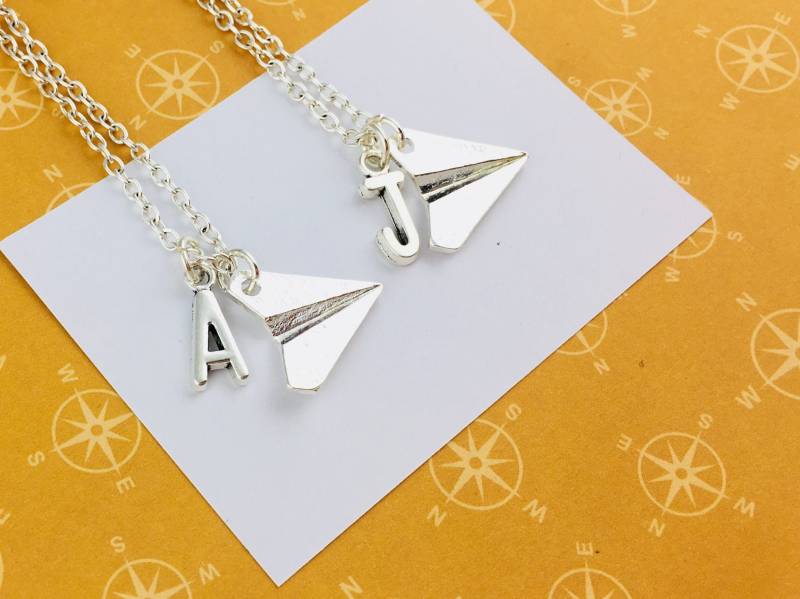 Papierflieger Halskette Set Von 2, Freundschaftsschmuck, Abschiedsgeschenk Des Besten Freundes, Personalisiertes Geschenk, Reisekette Für Bff von CraftchemyGiftShop