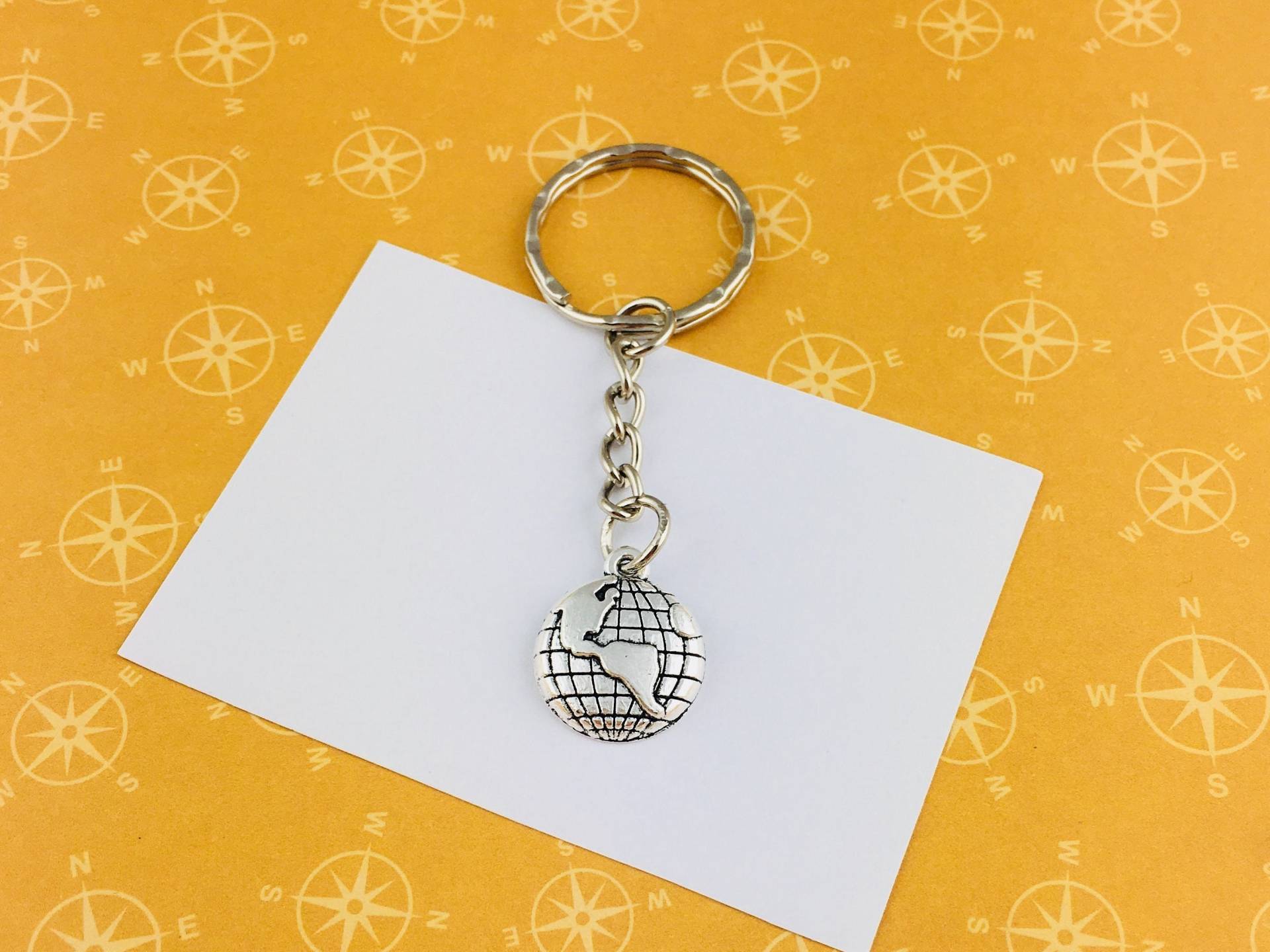 Planet Erde Schlüsselanhänger, Globus Reise Karte Fernweh Geschenk Für Die Beste Freundin, Einweihungsgeschenk Jahrestag von CraftchemyGiftShop