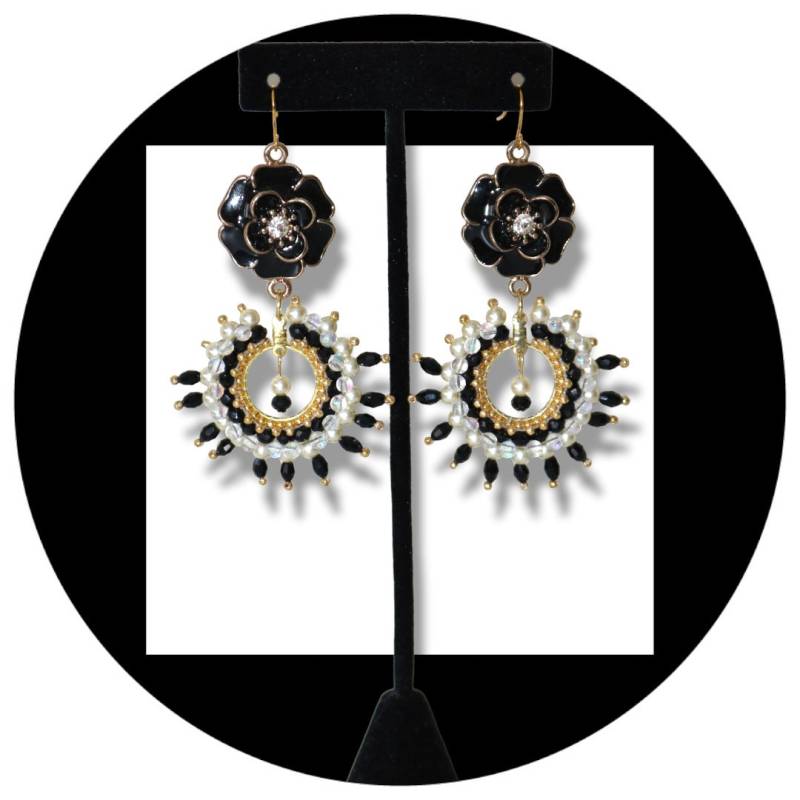 Perlen Schwarz Und Gold Blumen Ohrhänger von CraftedByCristinaCo