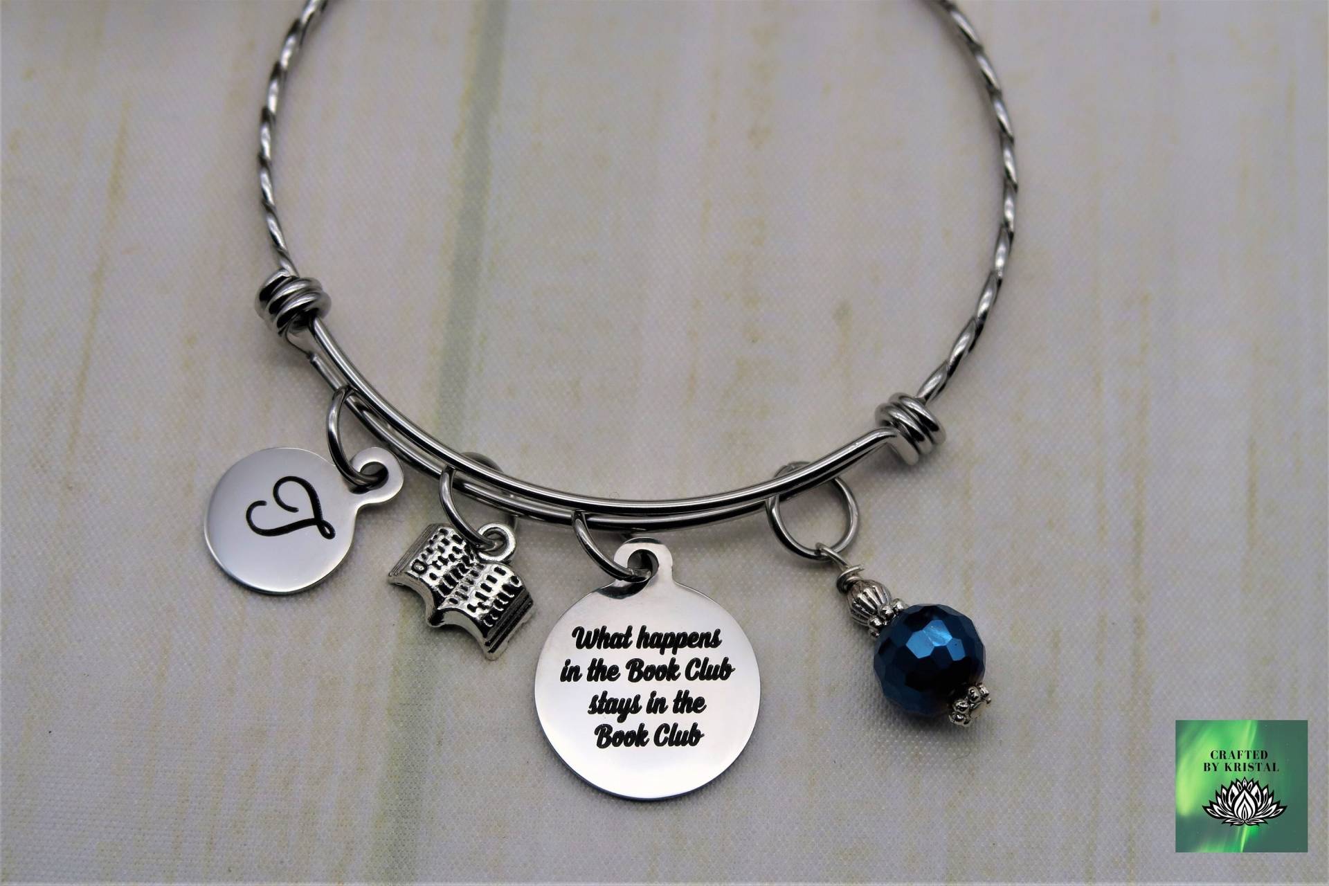 Buch Club Geschenk Personalisierte Initialen Bettelarmband Für Frauen, Benutzerdefinierte Armreif Mit Geburtsstein, Buchliebhaber, Buchschmuck von CraftedByKristal