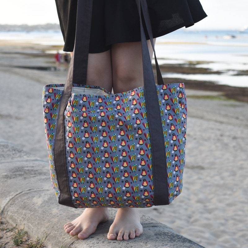 Große Graue Vögel Einer Feder Druck Strand Tasche Einkaufstasche von CraftedOnCowrie
